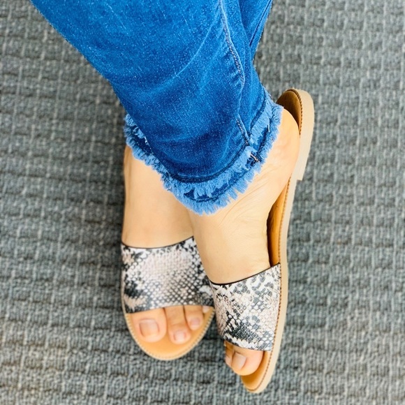 Women Brown Snake NEW Flat Summer Beach Sandals - Picture 3 of 5